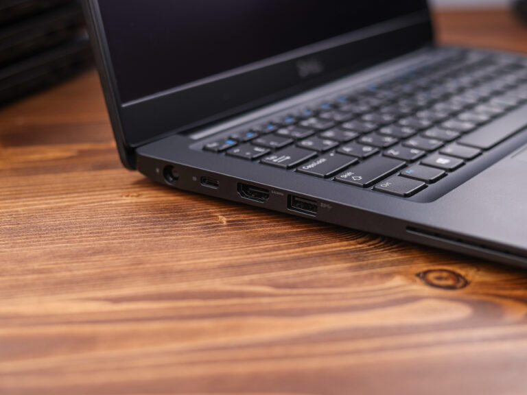 Порты на боковой грани Dell Latitude 7390